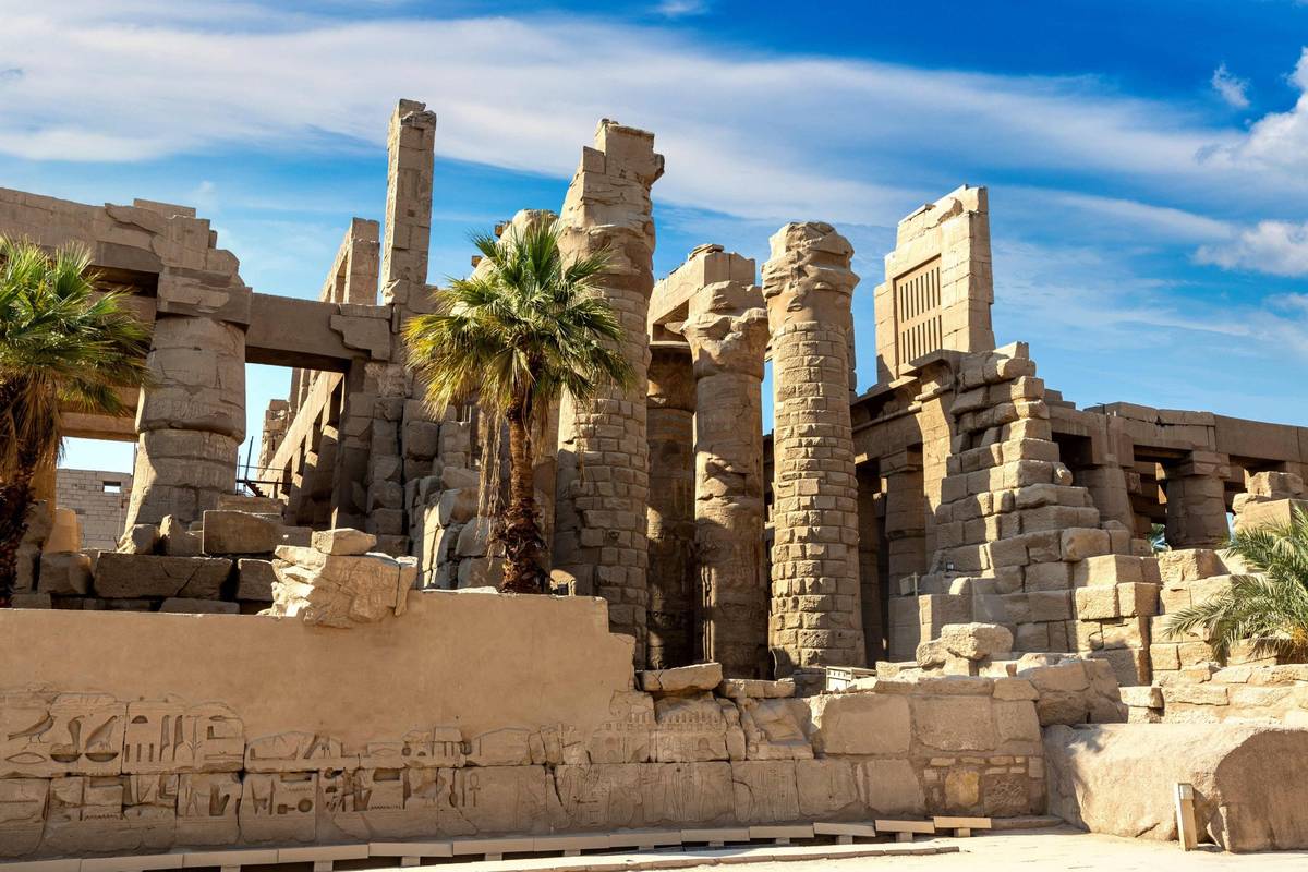 Karnak-Tempel in Luxor mit abgebildeten Hieroglyphen und eindrucksvollen antiken Säulen und Gemäuer