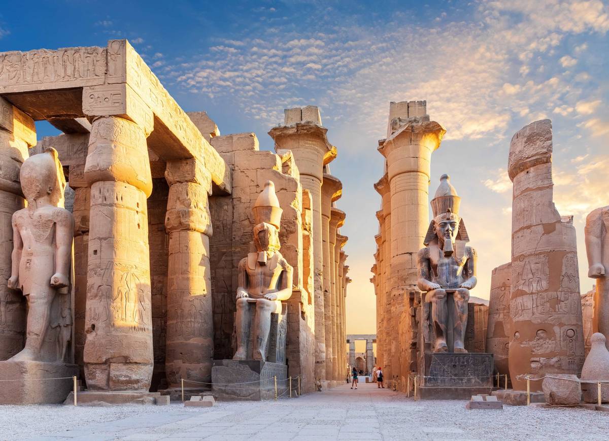 Ramses II Statuen bei einer Tempelanlage im ägyptischen Luxor bei Tagesanbruch