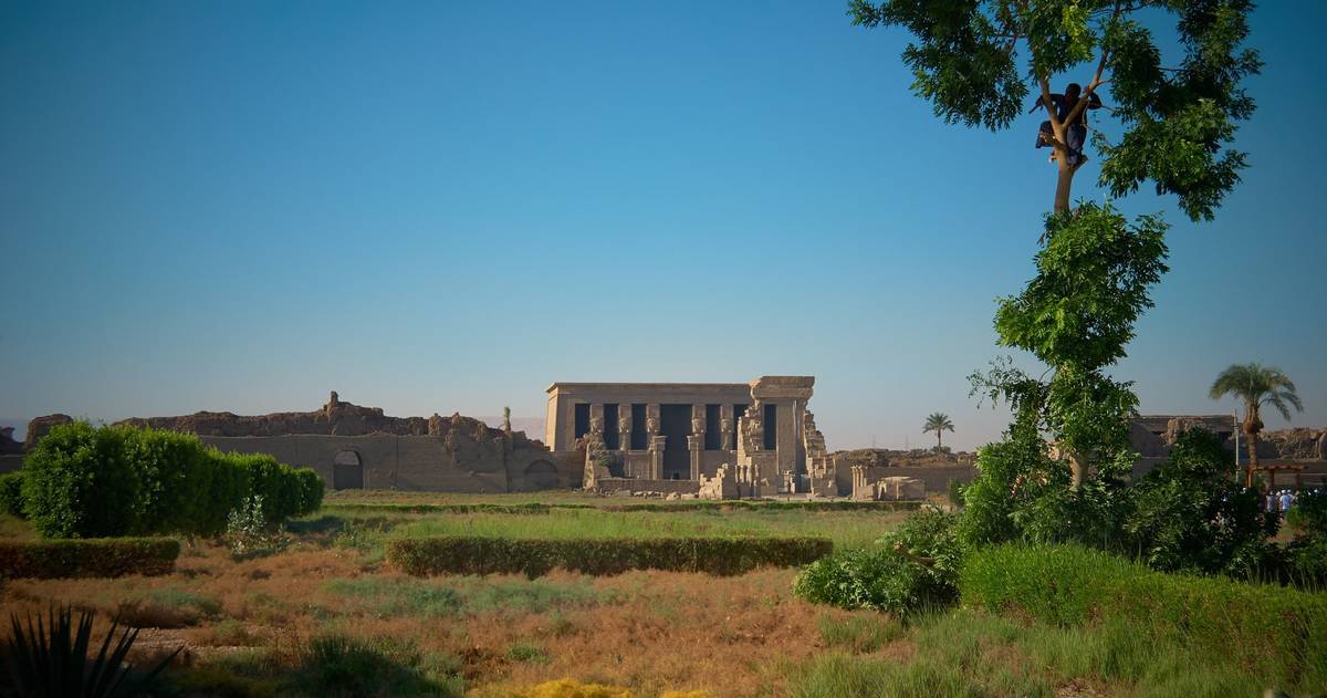 Der Haupttempel von Hathor in der Haupttempelanlage Denderas aus der Ferne unter blauem Himmel