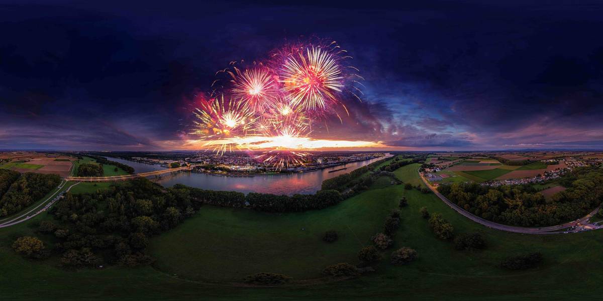 Farbenfrohes Feuerwerk über dem Rhein bei Nacht in Worms