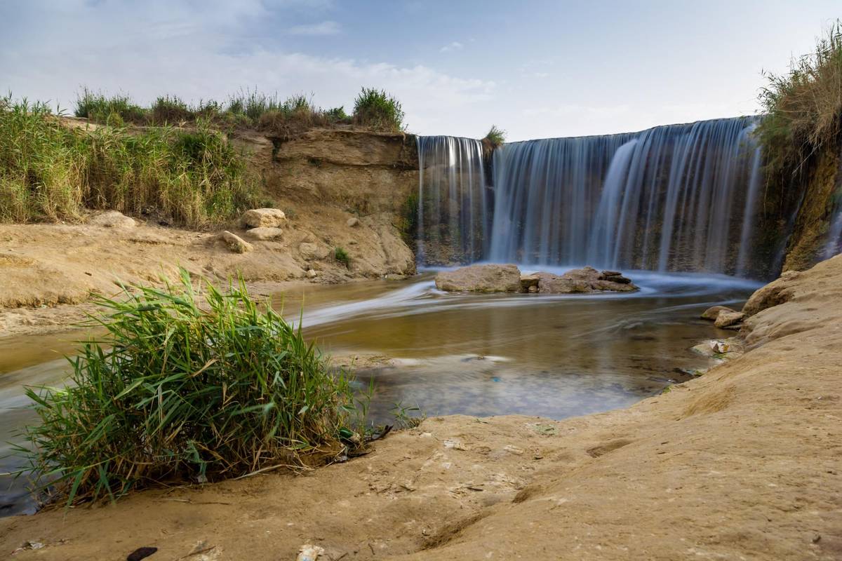 Der Wasserfall Wadi El-Rayan in einem Naturschutzgebiet in der westlichen Wüste Ägyptens