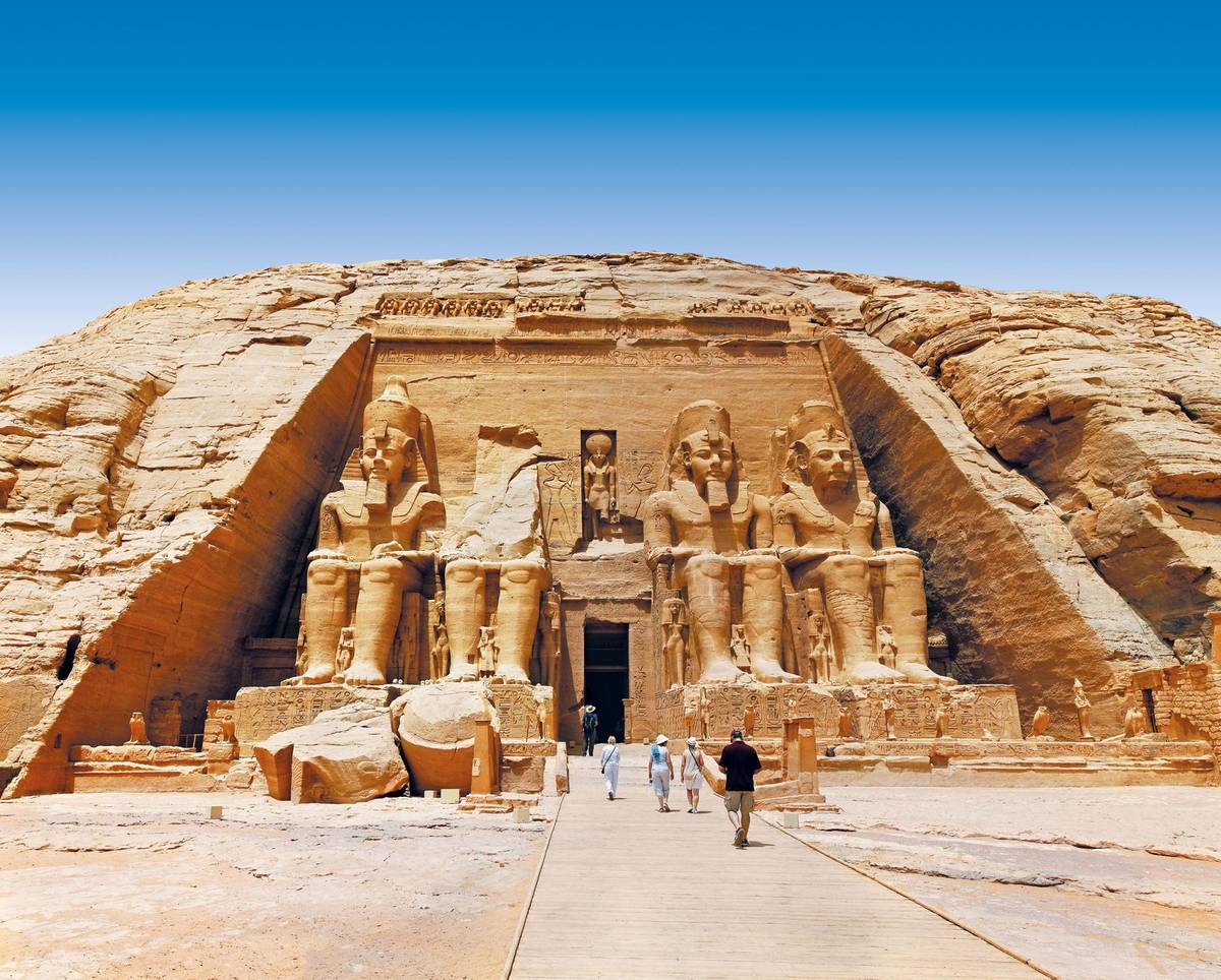 Frontalansicht des Tempels von Abu Simbel in Ägypten bei Tag mit eintretenden Touristen