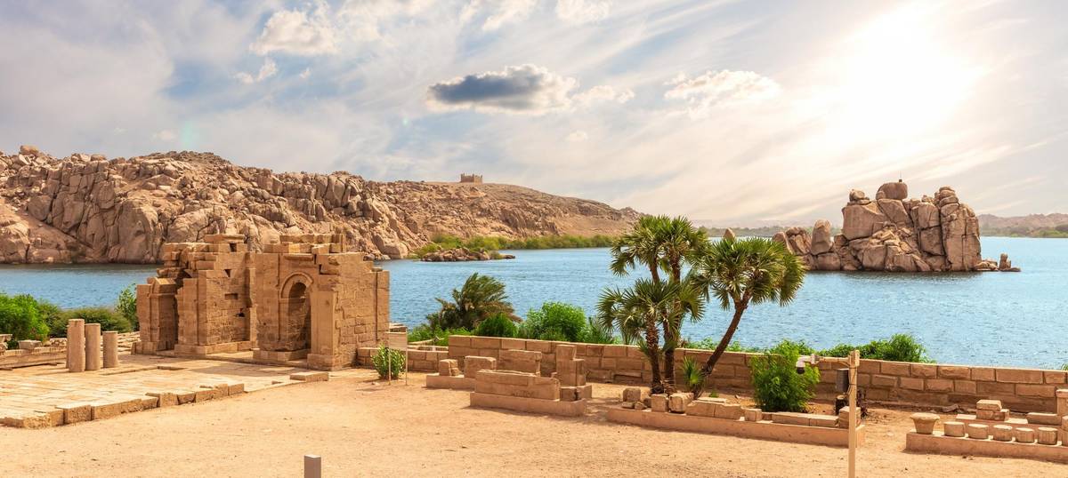 Tempelruinen in Assuan bei der Insel Agilika bei hellem Tageslicht