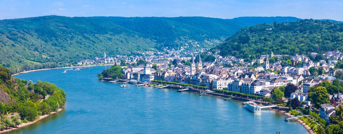 Luftaufnahme von Boppard am oberen Mittelrheintal mit blauem Wasser und blauem Himmel