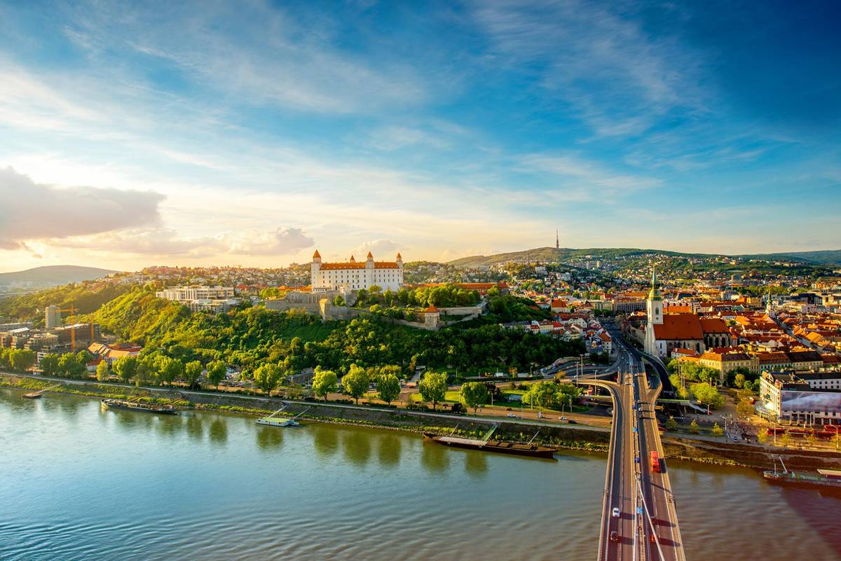 Bratislava an der Donau unter blauem Himmel