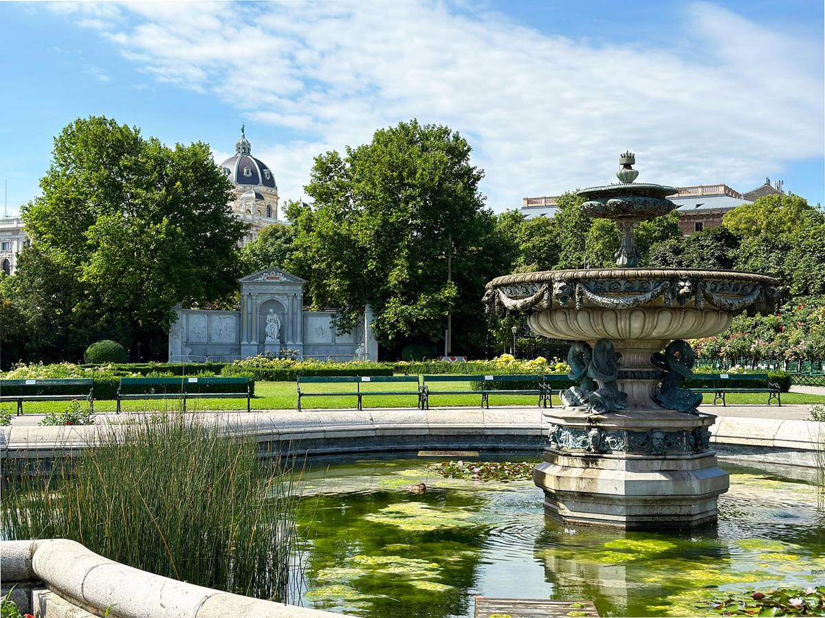 Gartenanlage in Wien mit Sicht auf einen Brunnen