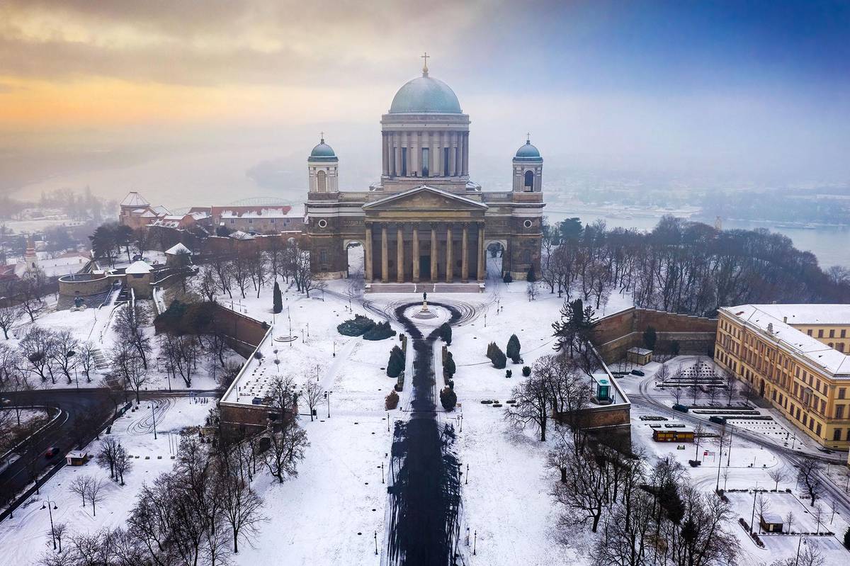 Winterliche Aussicht auf die schneebeckte Basilika in Esztergom mit blauem Himmel