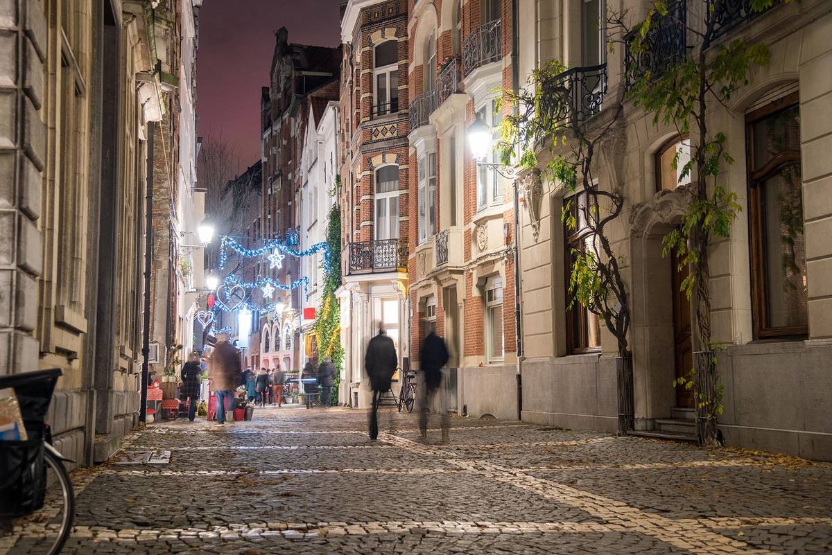 Winterliche Gasse mit Weihnachtsschmuck in der historischen Altstadt von Antwerpen