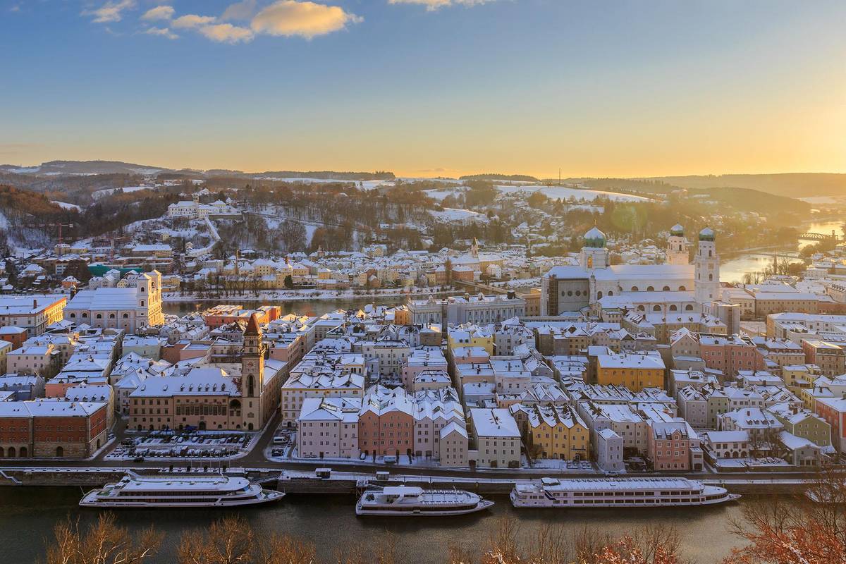 Traumhafter Ausblick auf ein schneebedecktes Stadtbild in Passau an der Donau bei strahlend blauem Himmel und Sonnenschein