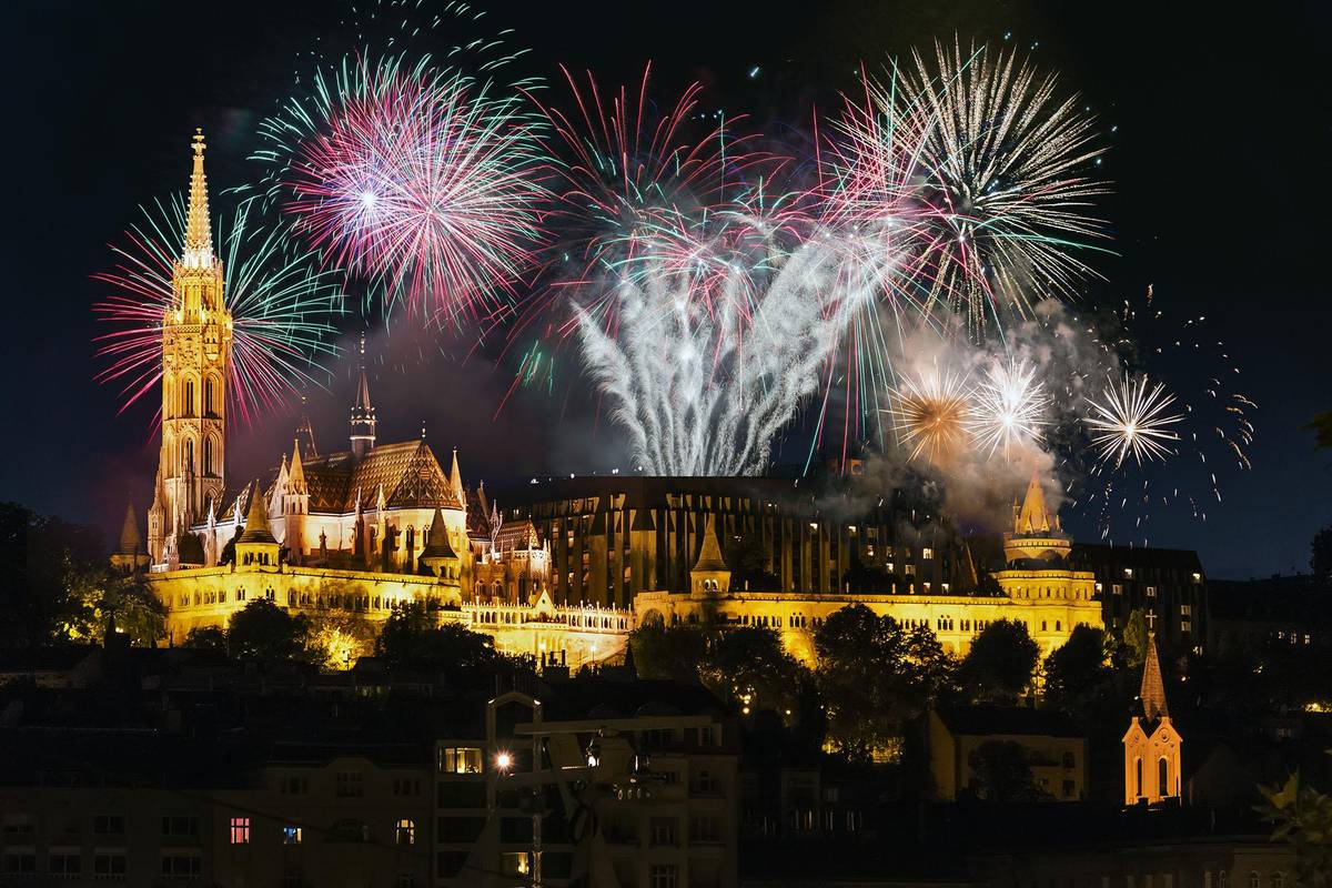 Eindrucksvolles Silvesterfeuerwerk über der imposanten Fischerbastei in Budapest an der Donau