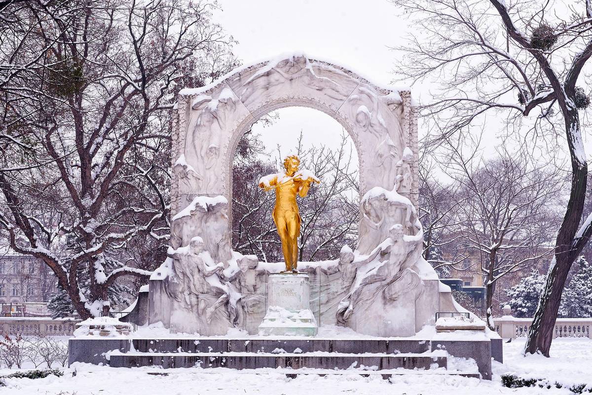 Wunderschön schneebedeckte Mozartstatue im Wiener Park