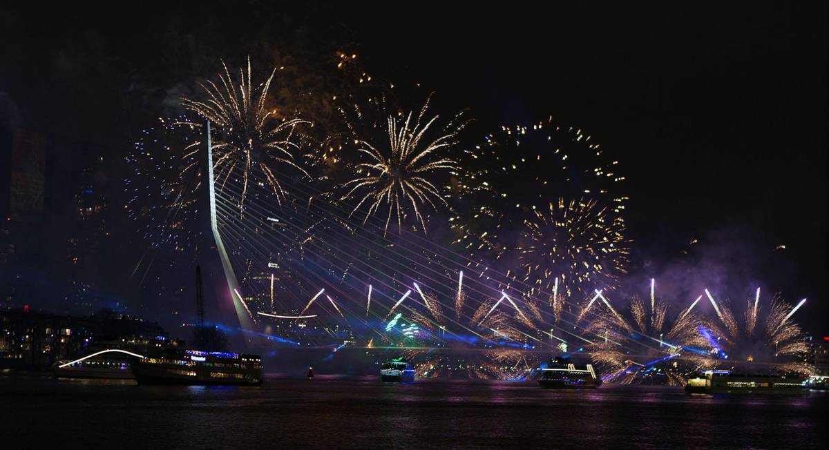 Silvesternacht mit Feuerwerk über der bekannten Erasmus-Brücke im Hafen von Rotterdam.