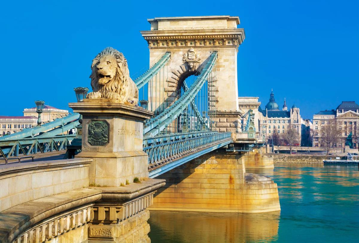 Széchenyi Kettenbrücke in Budapest bei Tag unter blauem Himmel