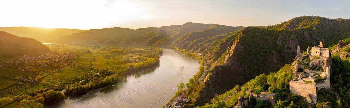 Blick auf die Donau bei stimmungsvollem Licht Nähe Dürnstein in der Wachau.