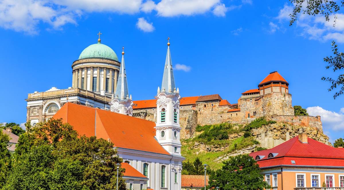 Esztergom unter blauem Himmel mit Dom im Hintergrund