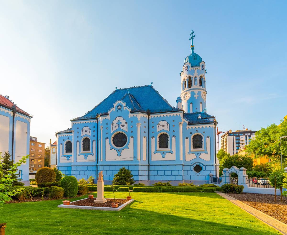 Das blaue Modry Kloster in Bratislava an einem sonnigen Tag im Sommer