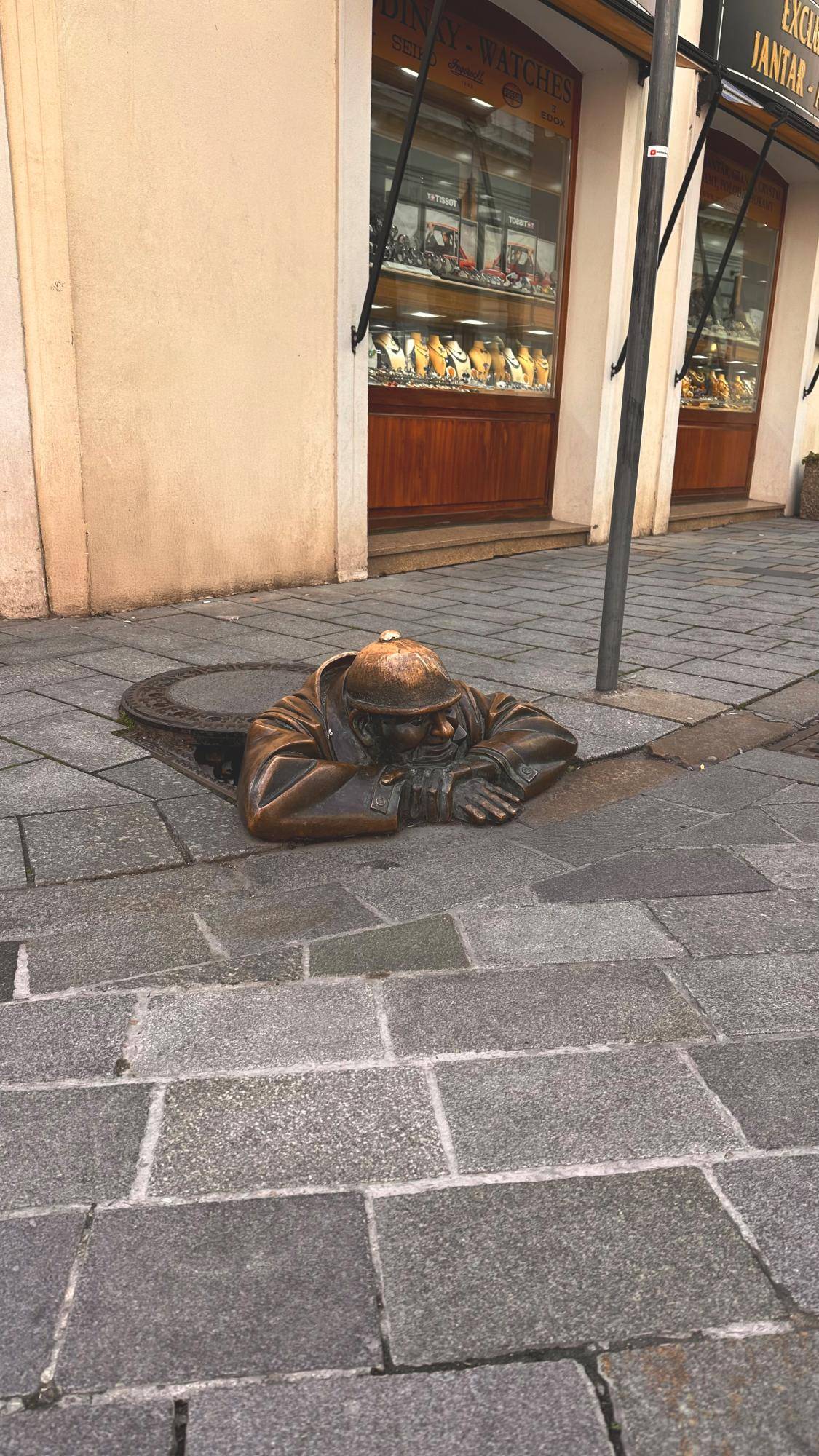 Kanalarbeiter Cumil Statue in der Altstadt von Bratislava