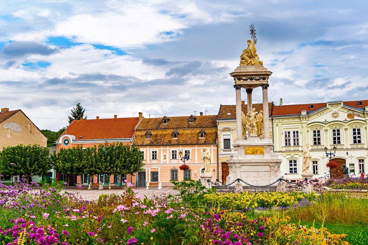 Die heilige Dreifaltigkeitssäule am beliebten Platz in der Altstadt von Esztergom