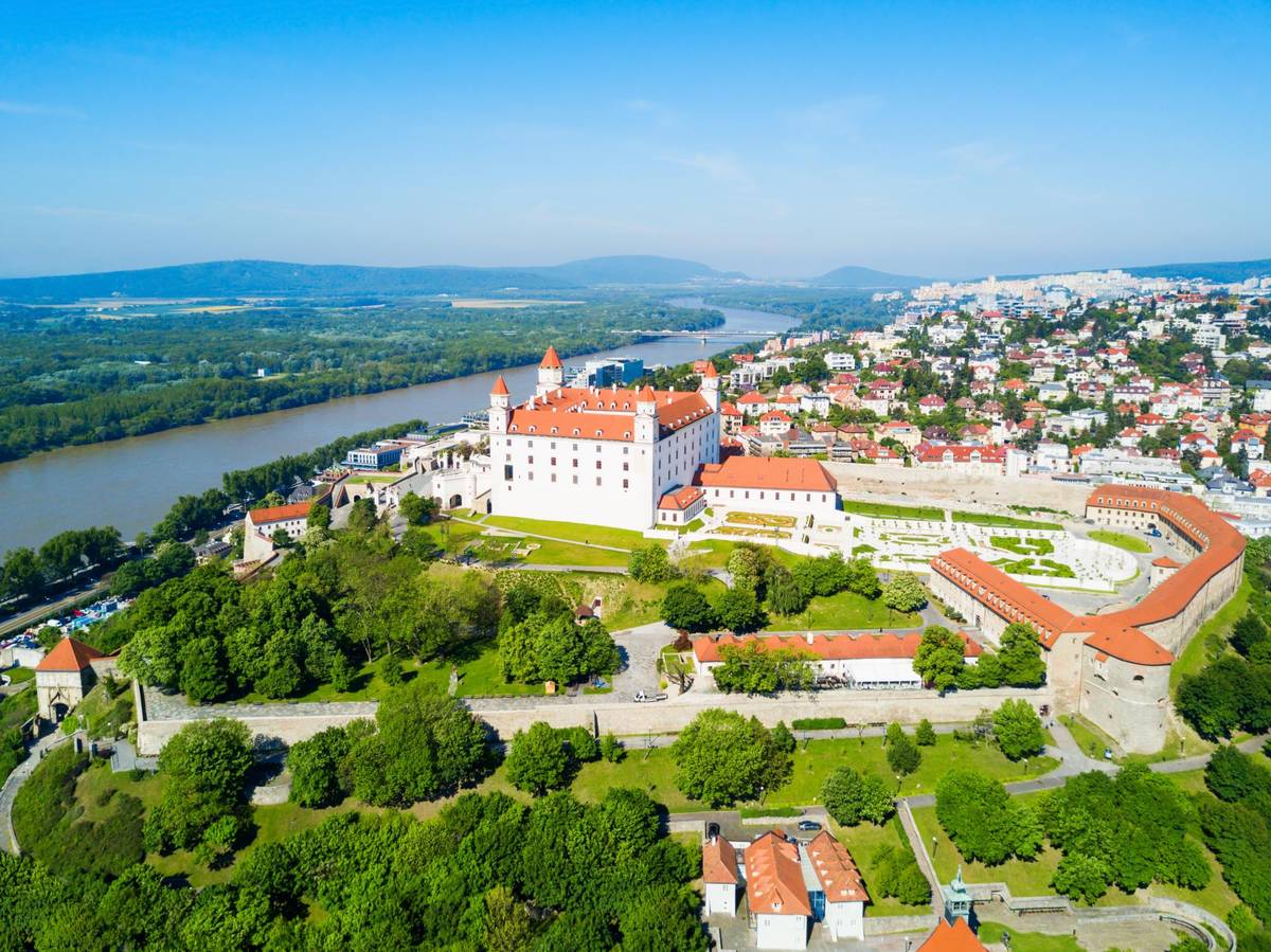 Die imposante Burg bratislava thront hoch über der Altstadt und dem Donauufer