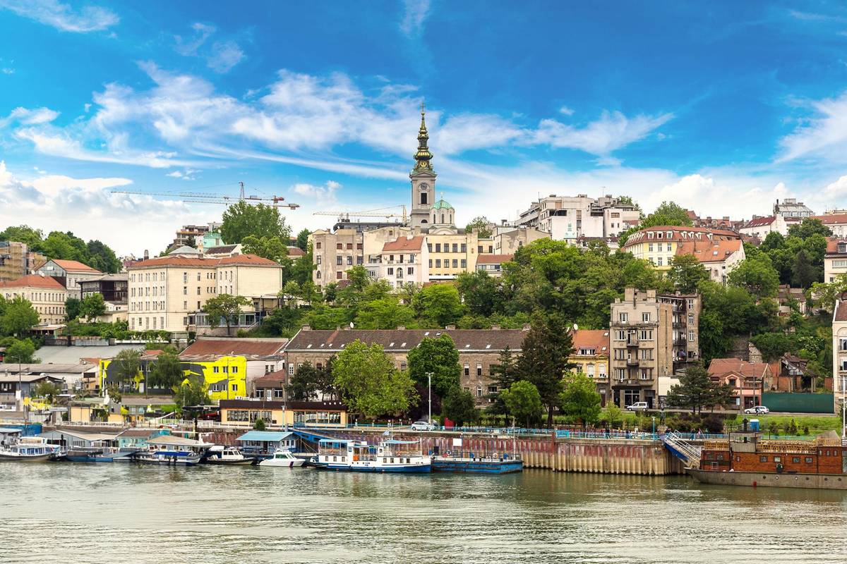 Panoramaansicht auf das Stadtbild von Belgrad mit seinen bekannten Fassaden und Uferpromenade