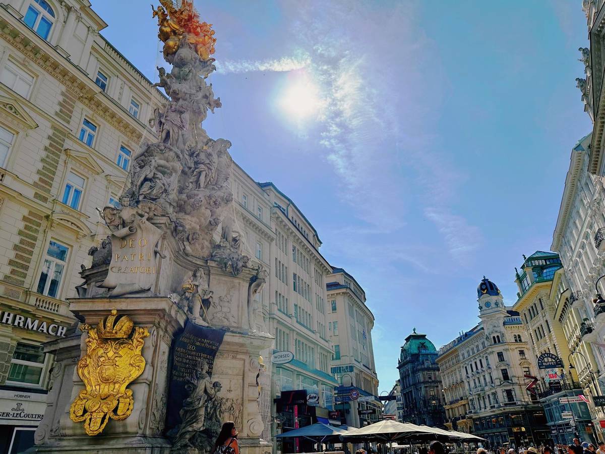 Pestsäule in Wiener Altstadt in bekannter Einkaufsstraße zwischen barocken Bauten