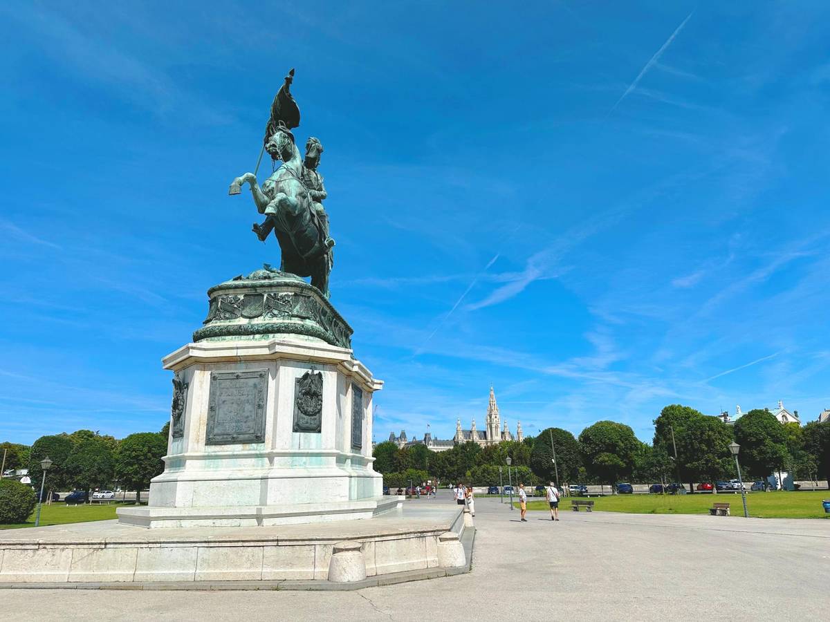 Erherzog Carl Reiterdenkmal ab Burggarten in Wien