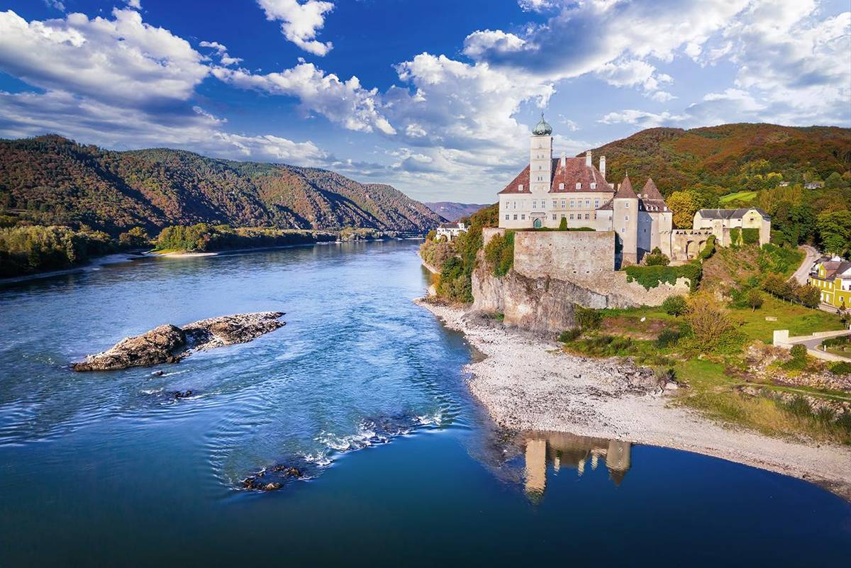 Malerisches Schloss Schönbühel welches sich in die Wachauer Donaulandschaft einfügt