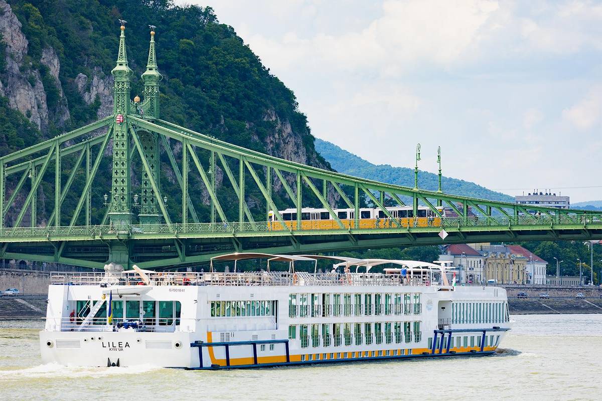 MS VistaLilea auf der Donau unter der Freiheitsbrücke in Budapest