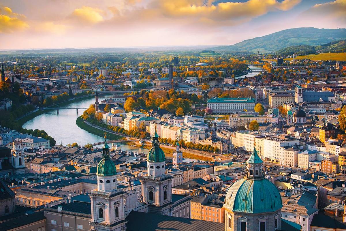 Panorama Ausblick über das Stadtbild von Wien mit seinem Seitenarm der Donau