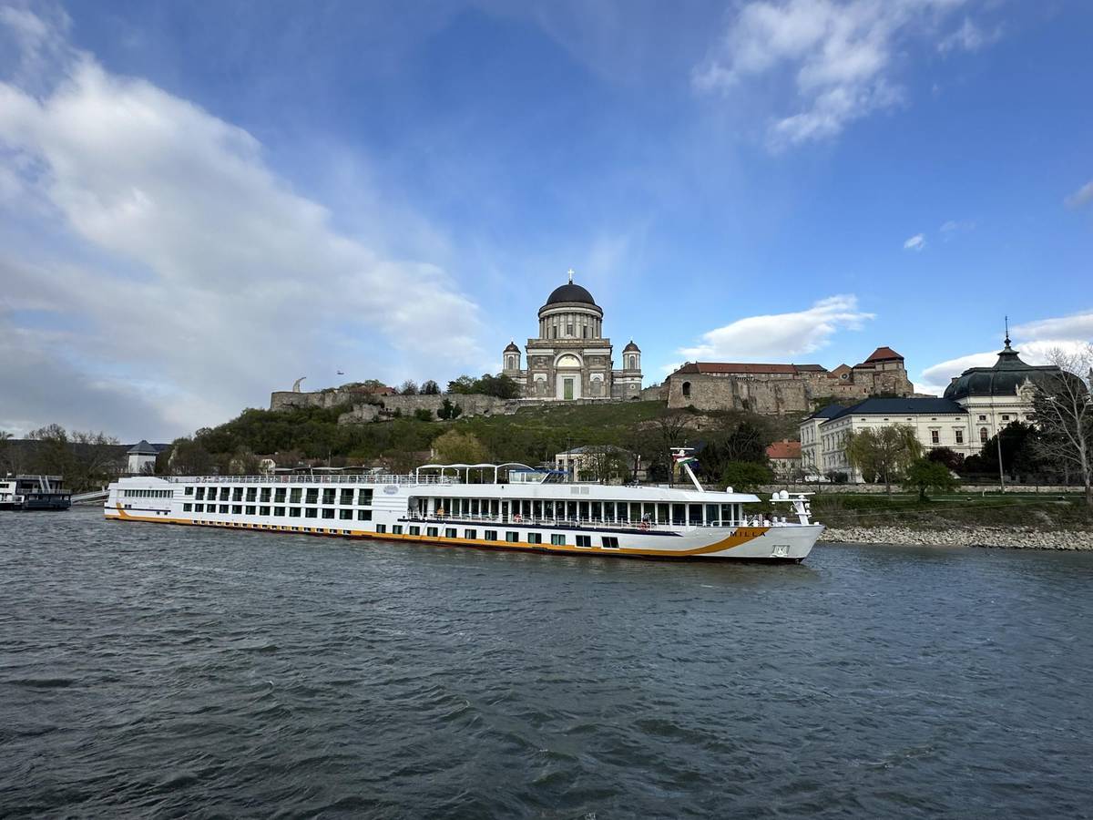MS VistaMilla am Anleger in Esztergom am Fuße der prächtigen Basilika