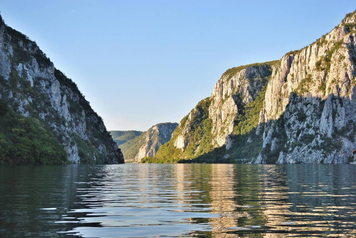 Ansicht des eindrucksvollen Eisernen Tor und seinen riesigen Felsen die das Donautal formen
