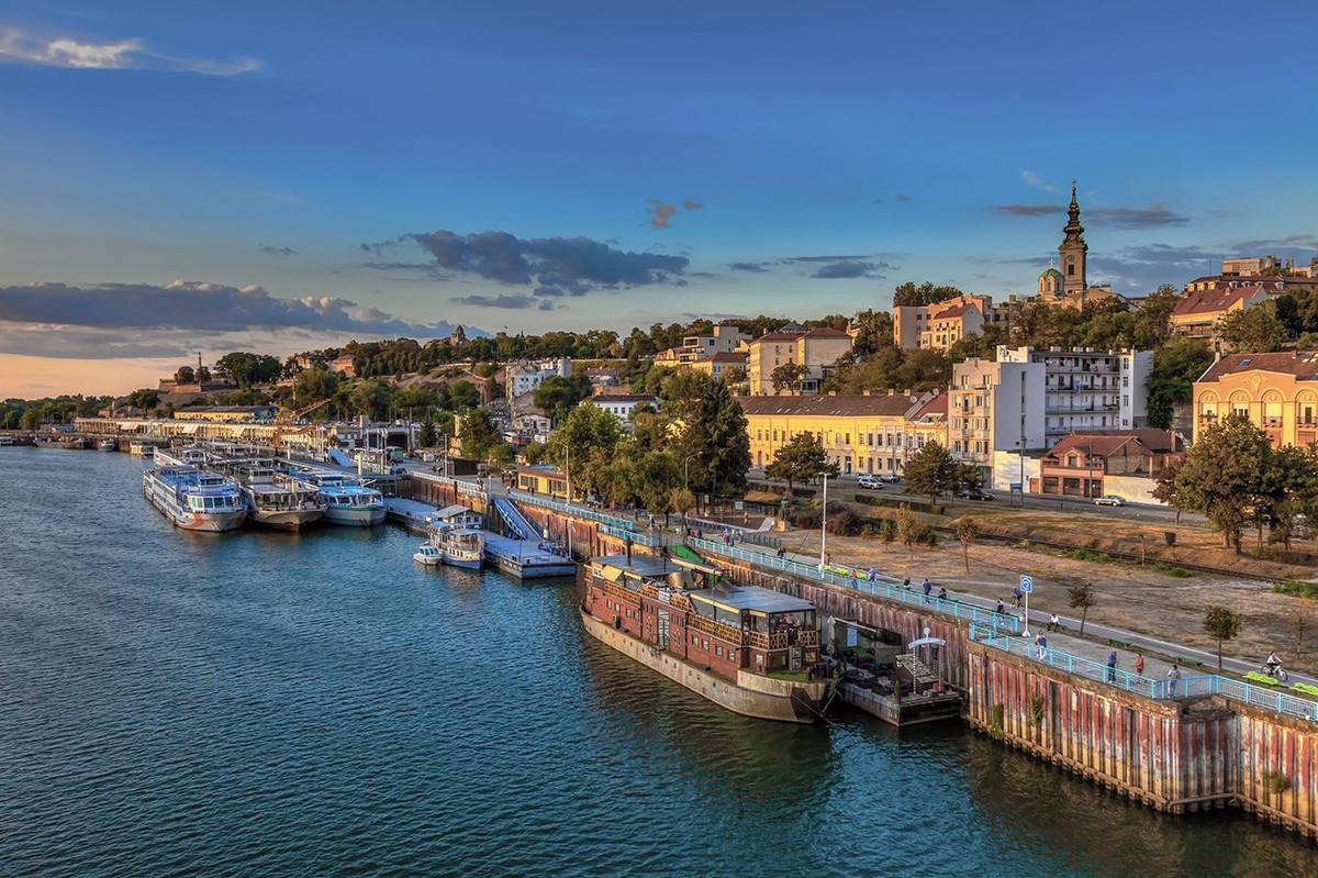 Stadtpanorama vom Hafen in Belgrad an einem warmen Sommerabend