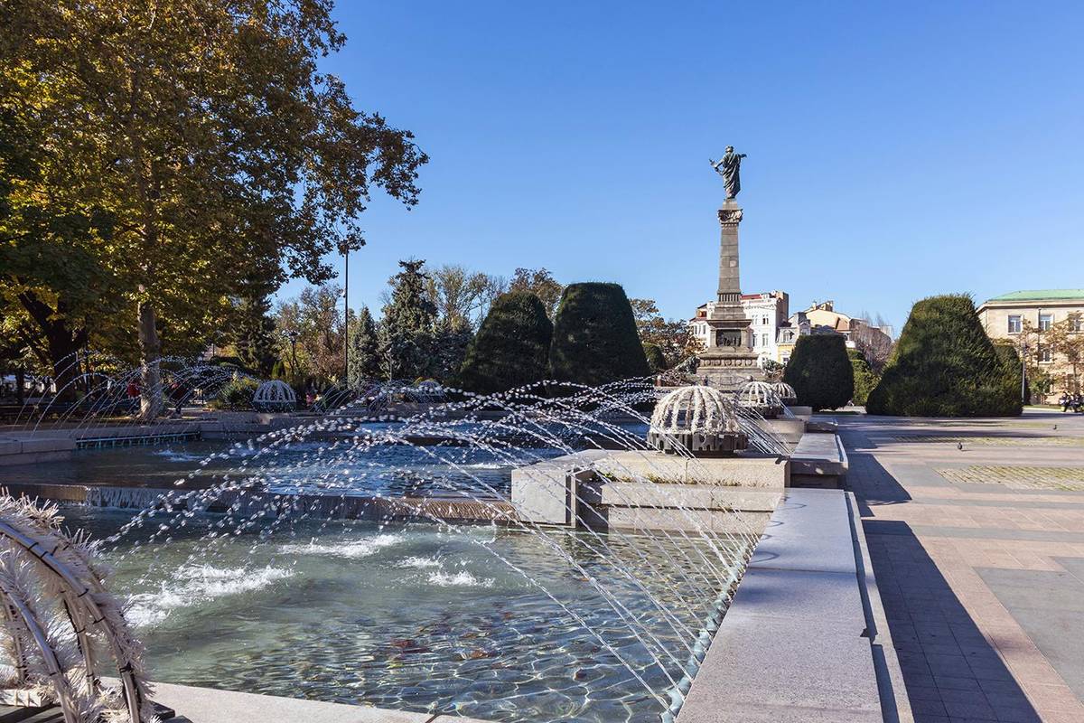 Das berühmte Monument der Freiheit mit seinem Springbrunnen in Rousse an der Donau