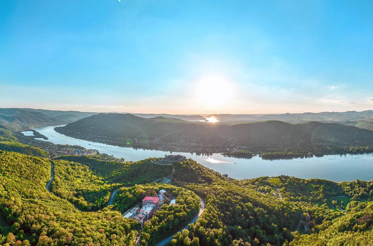 Weiter Panoramablick über die herrliche Donaulandschaft rund um Visegrad