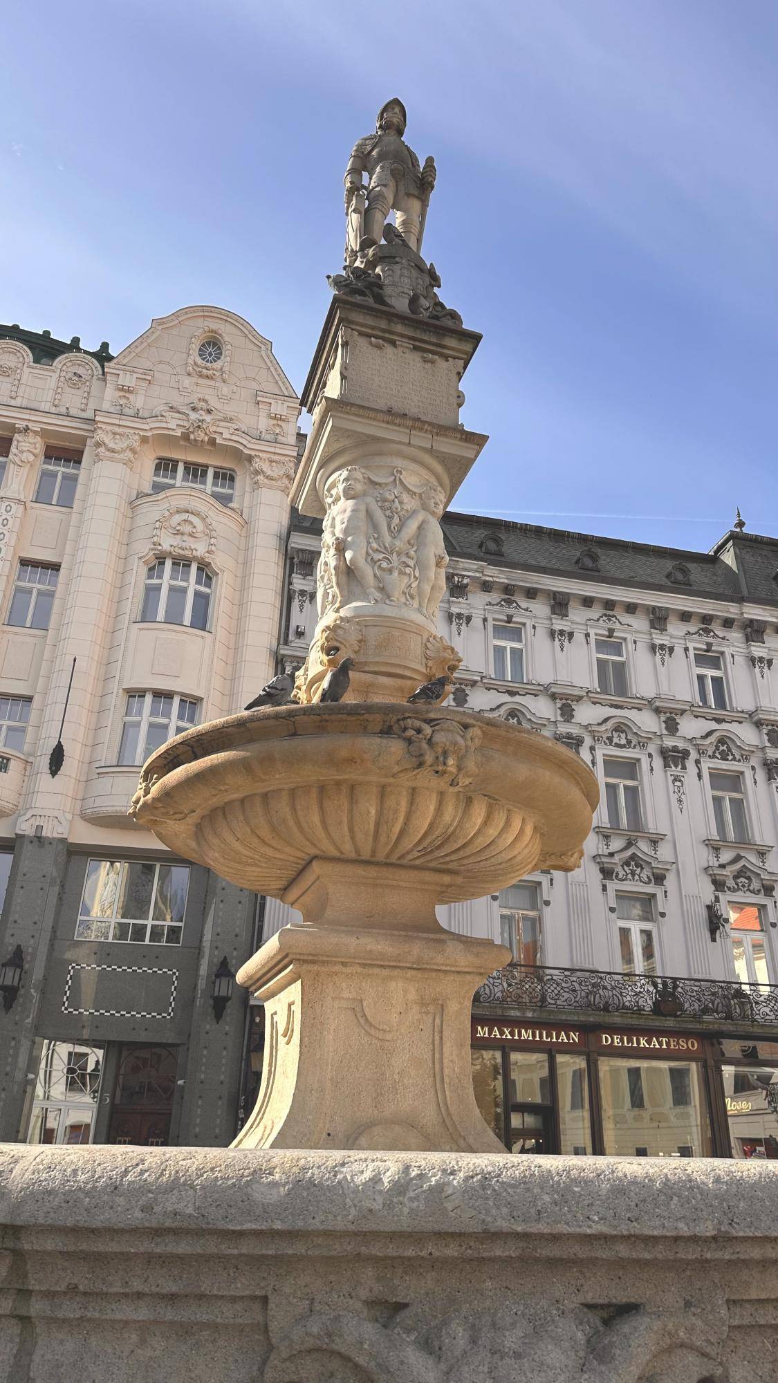 Blick auf Kriegsstatue in der Altstadt von Bratislava bei strahlend blauem Himmel im Sommer
