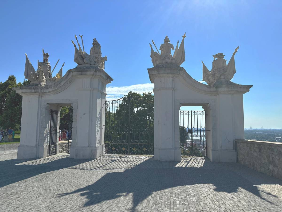 Ehrentore im Gelände der Burg Bratislava hoch über der Stadt. im Hintergrund sieht man blauen Himmel und das Donau-Tal.