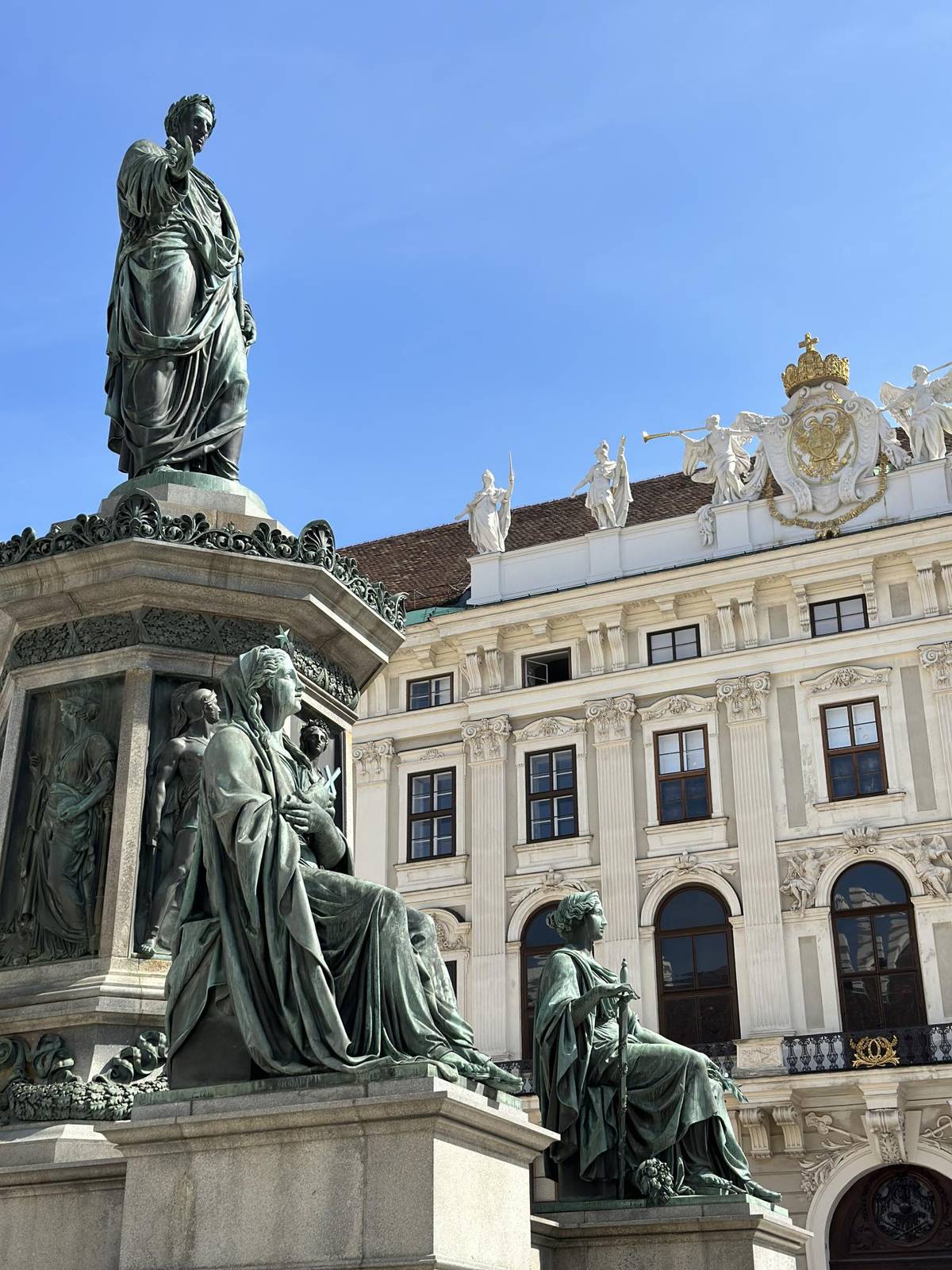 Berühmtes Franzesdenkmal in der barocken Altstadt von Wien. Es befindet sich im Hof der Hofburg an einem klaren Sommertag.