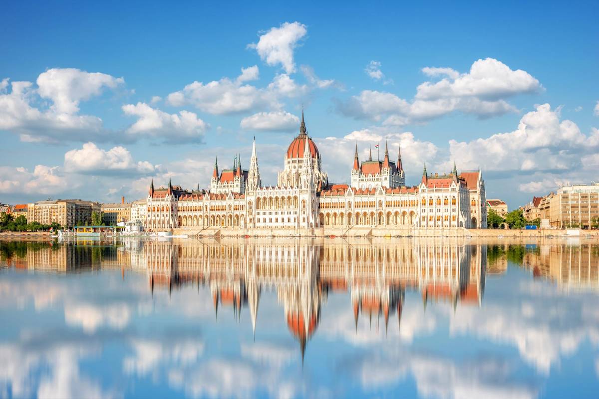 Aussicht auf das imposante Parlamentsgebäude in Budapest. Das Parlament spiegelt sich im Wasser der Donau - ein einzigartiger Anblick während der Flussreise