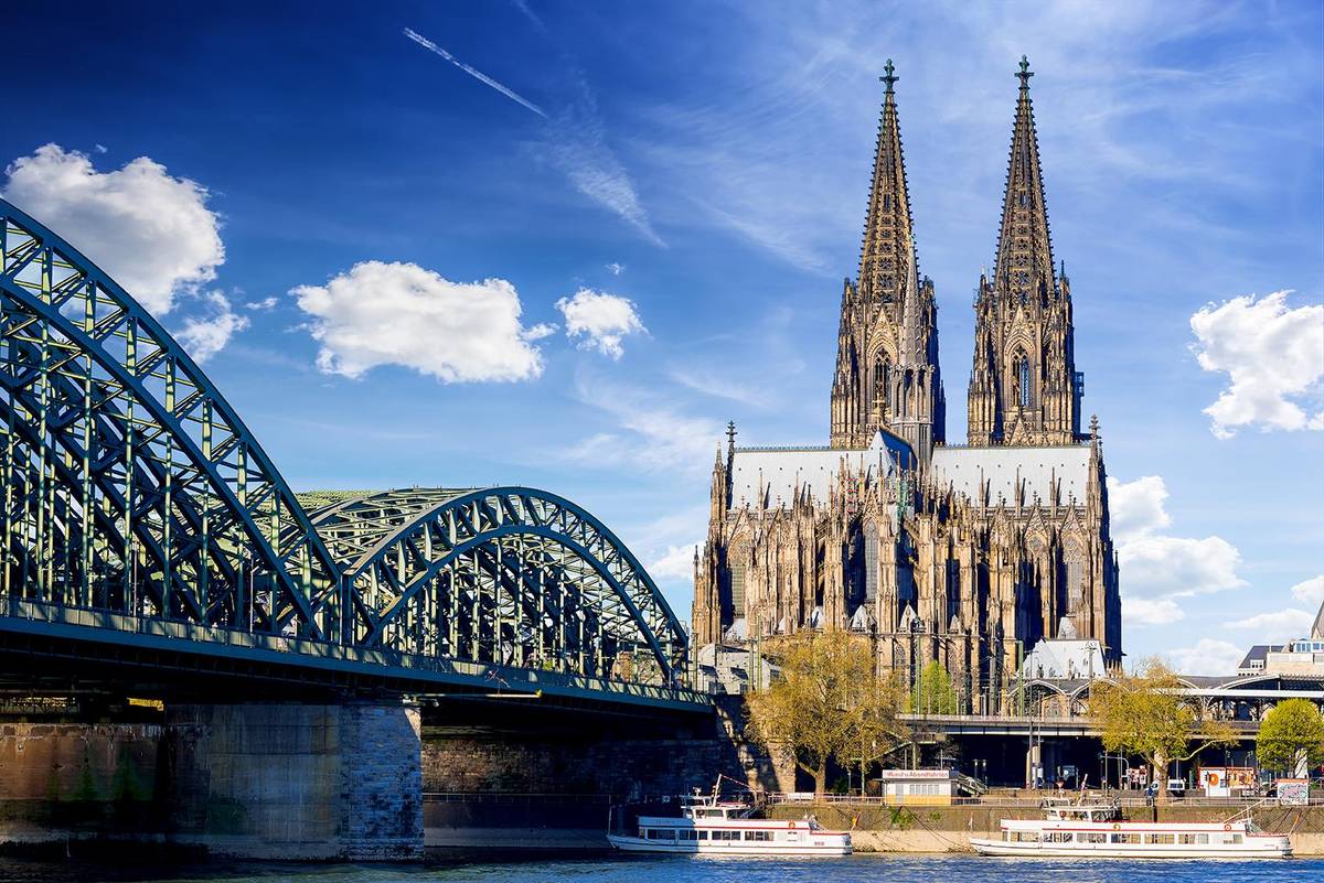 Aussicht auf den Kölner Dom und die Hohenzollernbrücke vom 1AVista Flusskreuzfahrtanleger an der Deutzer Freiheit.