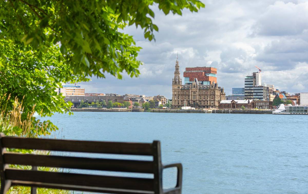 Ausblick auf die andere Flussseite mit Stadtpanorama von Antwerpen