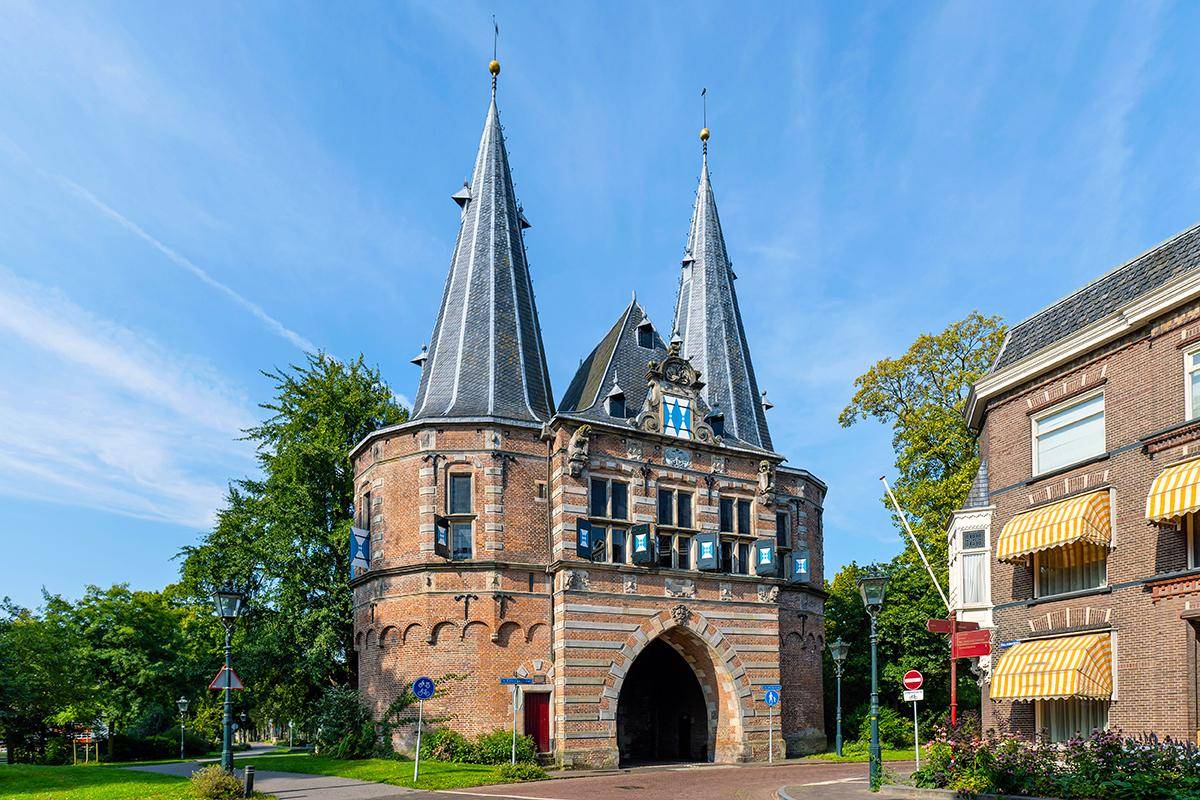 Historisches Stadttor im niederländischen Städtchen Kampen bei einer Rhein Flussreise.