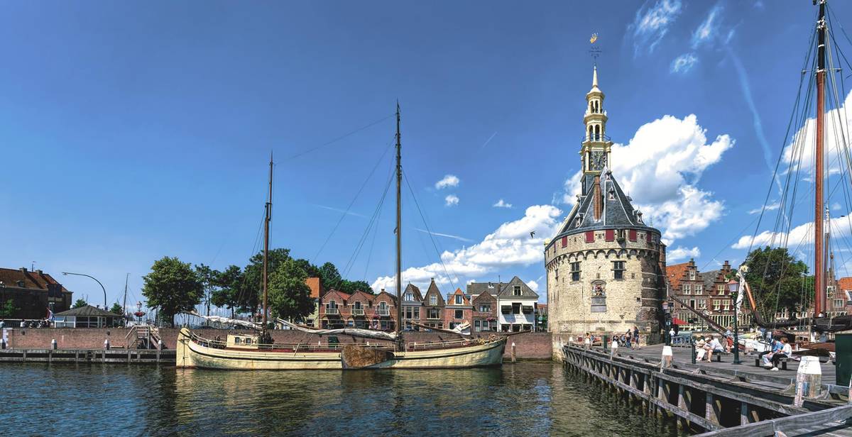 Aussicht auf den bekannten Hofdtoren Turm im historischen Hafen vom ehemaligen Fischerdorf Hoorn an der niederländischen Ijsselmeer-Küste.