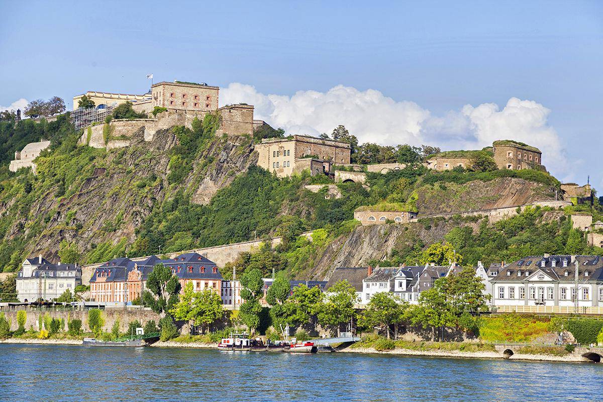 Talblick auf die Festung Ehrenbreitstein am Dreiflüsseeck in Koblenz.