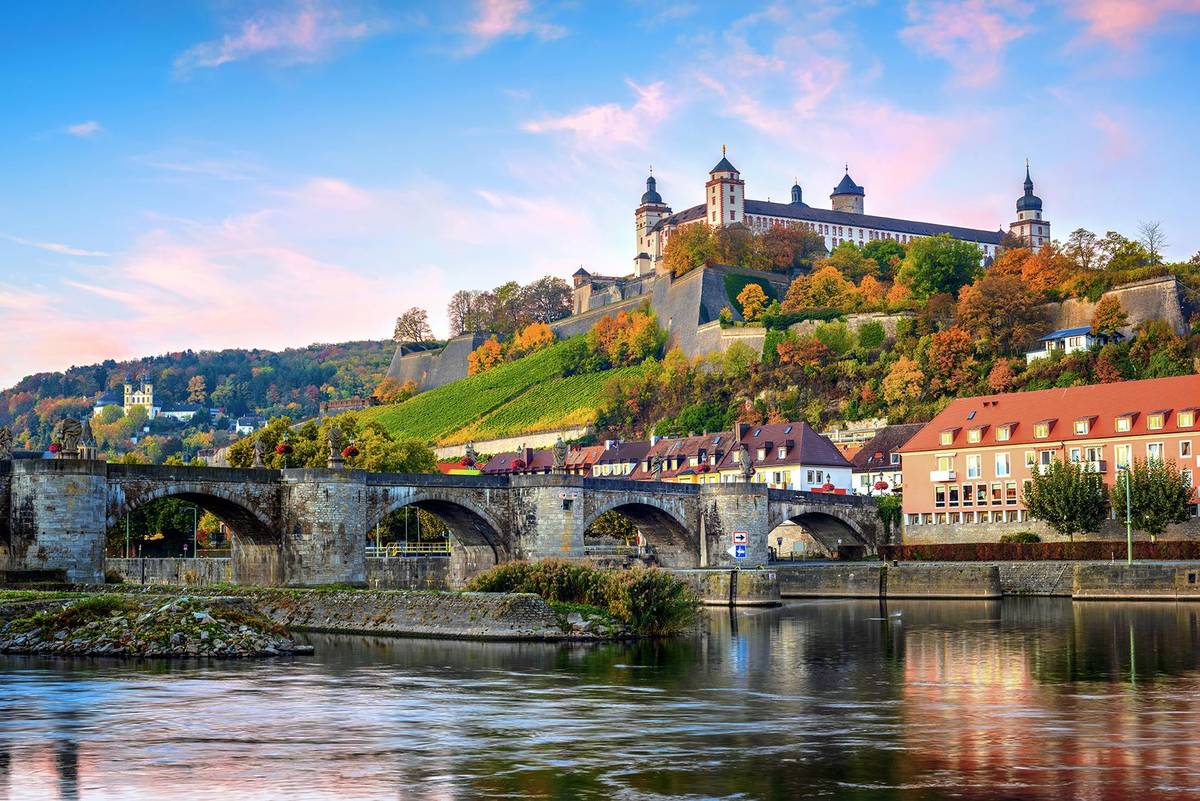 Flusspanorama von der Mainstadt Würzburg. Man sieht die bekannte Burganlage und die historische Brücke