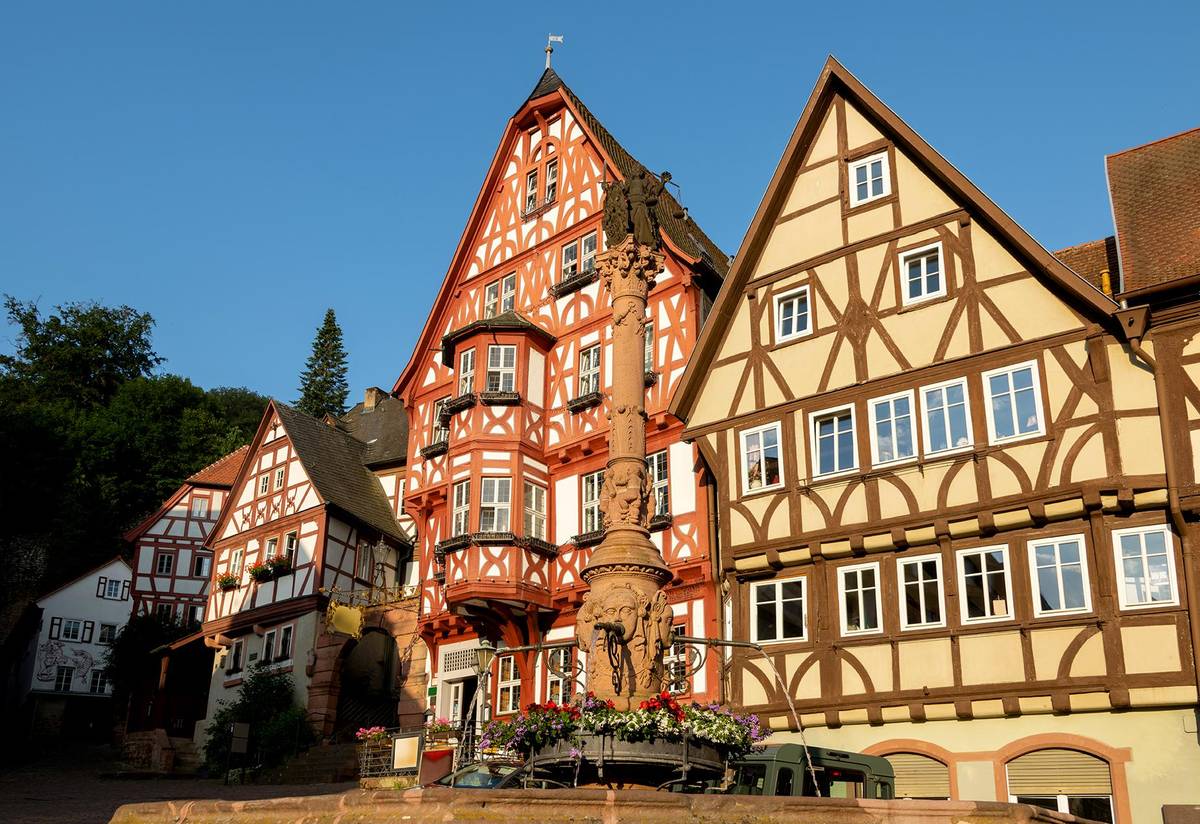Blick auf typische Fachwerkhäuser in der malerischen Altstadt von Miltenberg am Main.