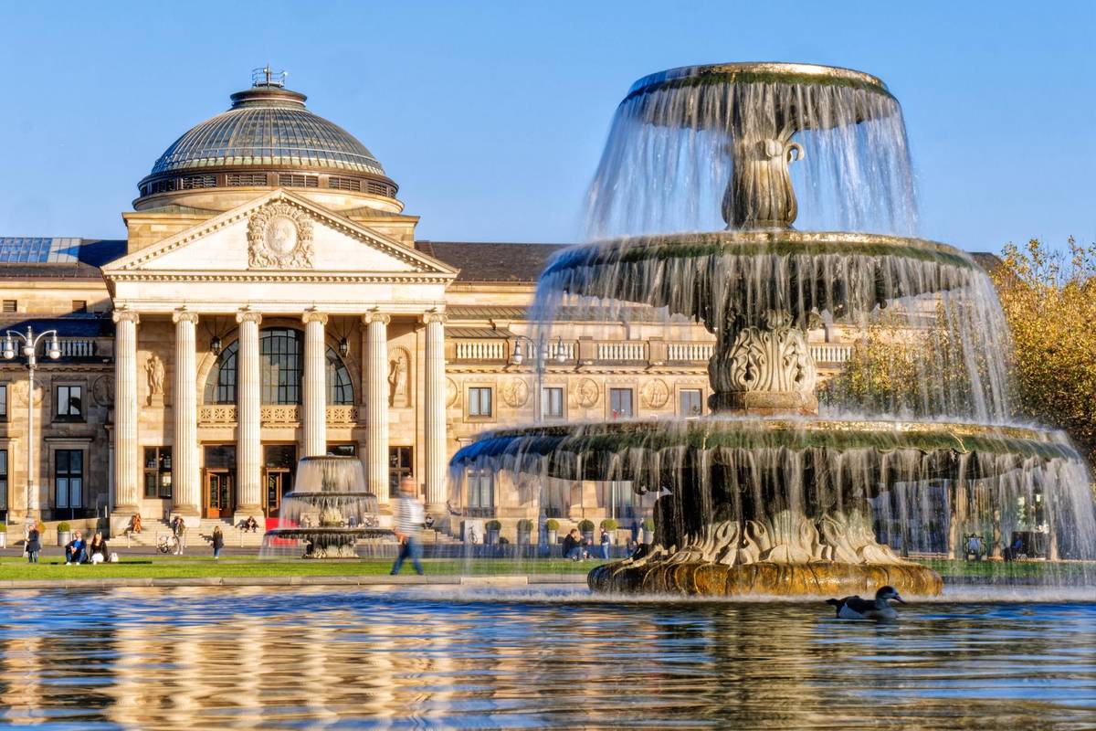 Blick auf das historische Gebäude des Wiesbadener Casino bei einer Flusskreuzfahrt auf dem Main