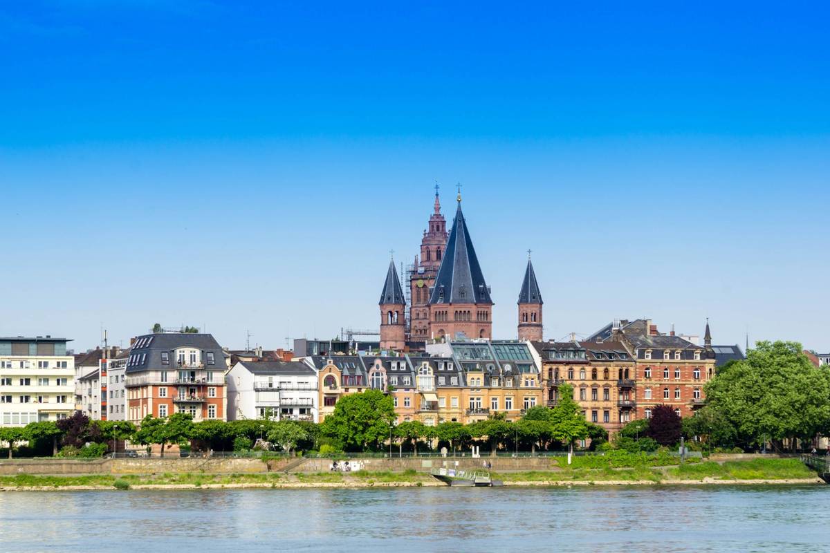 Stadtpanorama vom historischen Mainz. Über den Häusern der Stadt krönt der Kirchturm