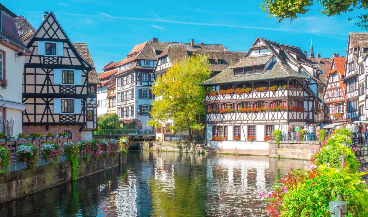 Man sieht das verträumte ehemalige Gerberviertel La Petit France in Straburg. Es ist berühmt für seinen altertümlichen Charme und seinen Fachwerkhäuser.
