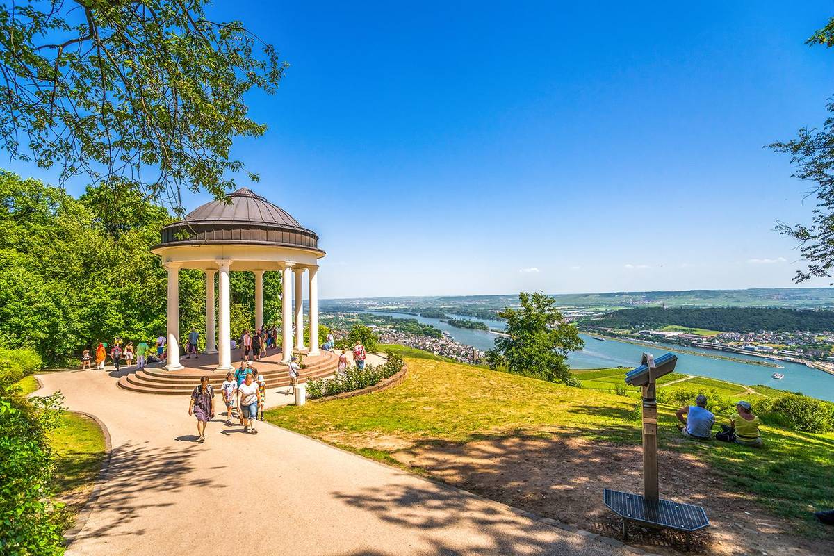 Der bekannte Niederwaldtempel in Rüdesheim beim Niederwalddenkmal. Am Fuße des Berges befindet sich die Winzerstadt mit der Drosselgasse direkt am Rheinufer.