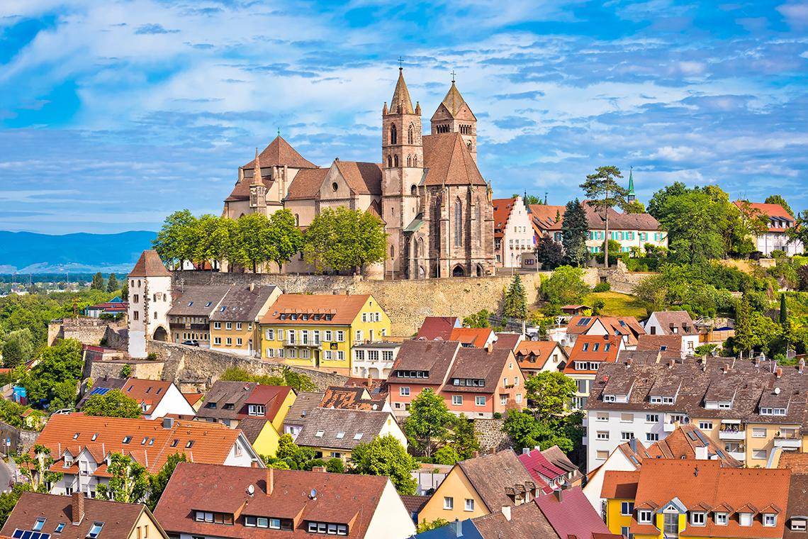 Blick auf die Kirche in Breisach. Unterhalb der Kirche sieht man die Dächer der malerischen Altstadt.